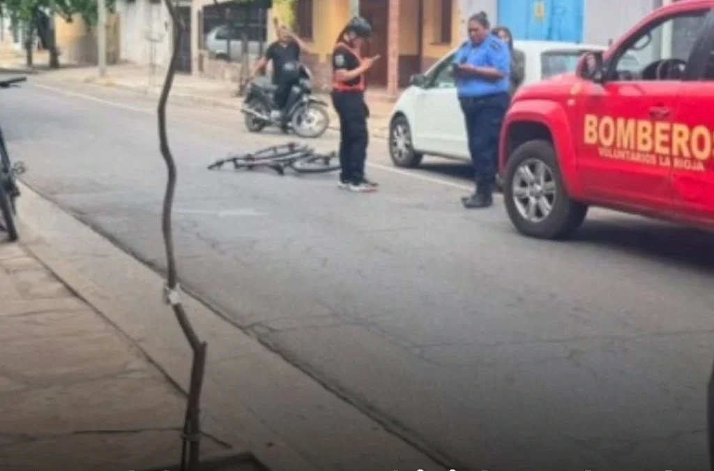 Un adolescente en bicicleta chocó contra la puerta de un auto y sufrió traumatismos en barrio Centro