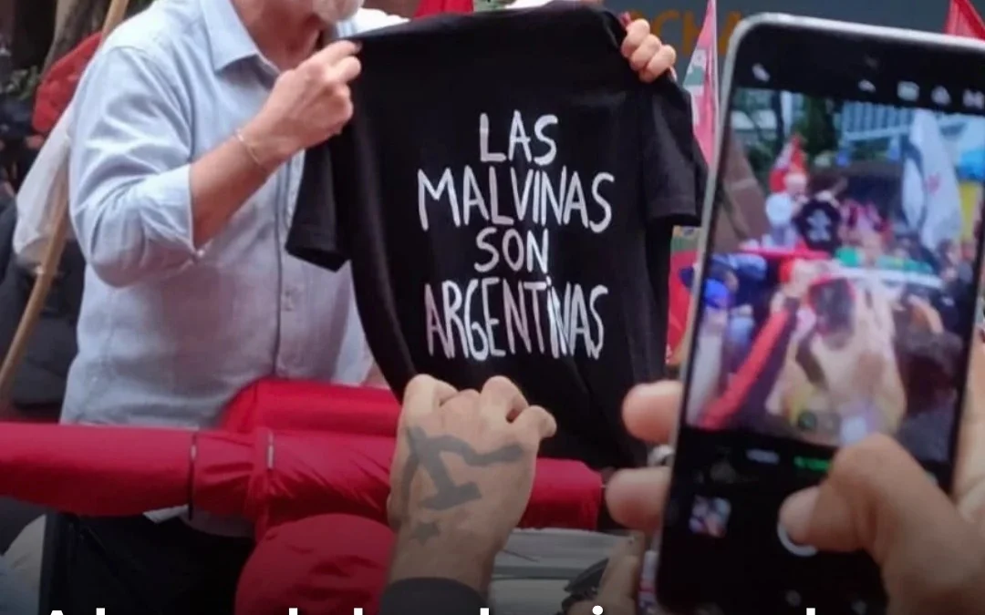 A horas de las elecciones, el presidente de Brasil levantó una remera de “Las Malvinas son Argentinas”