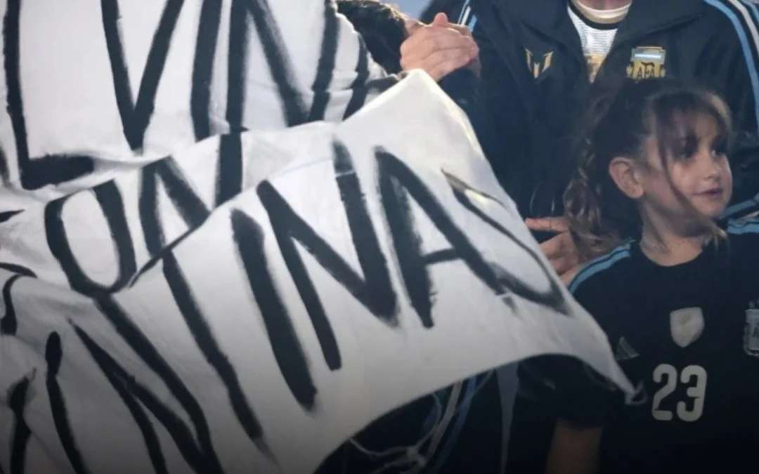 Medios británicos cuestionaron la bandera de Malvinas en la despedida de Messi se habla de una posible sanción